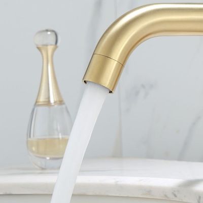 Tubina de aço inoxidável de tamanho padrão com água quente e fria