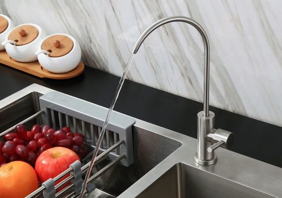 O OEM escovou os torneiras de aço inoxidável da cozinha quentes e o torneira da água fria para a cozinha